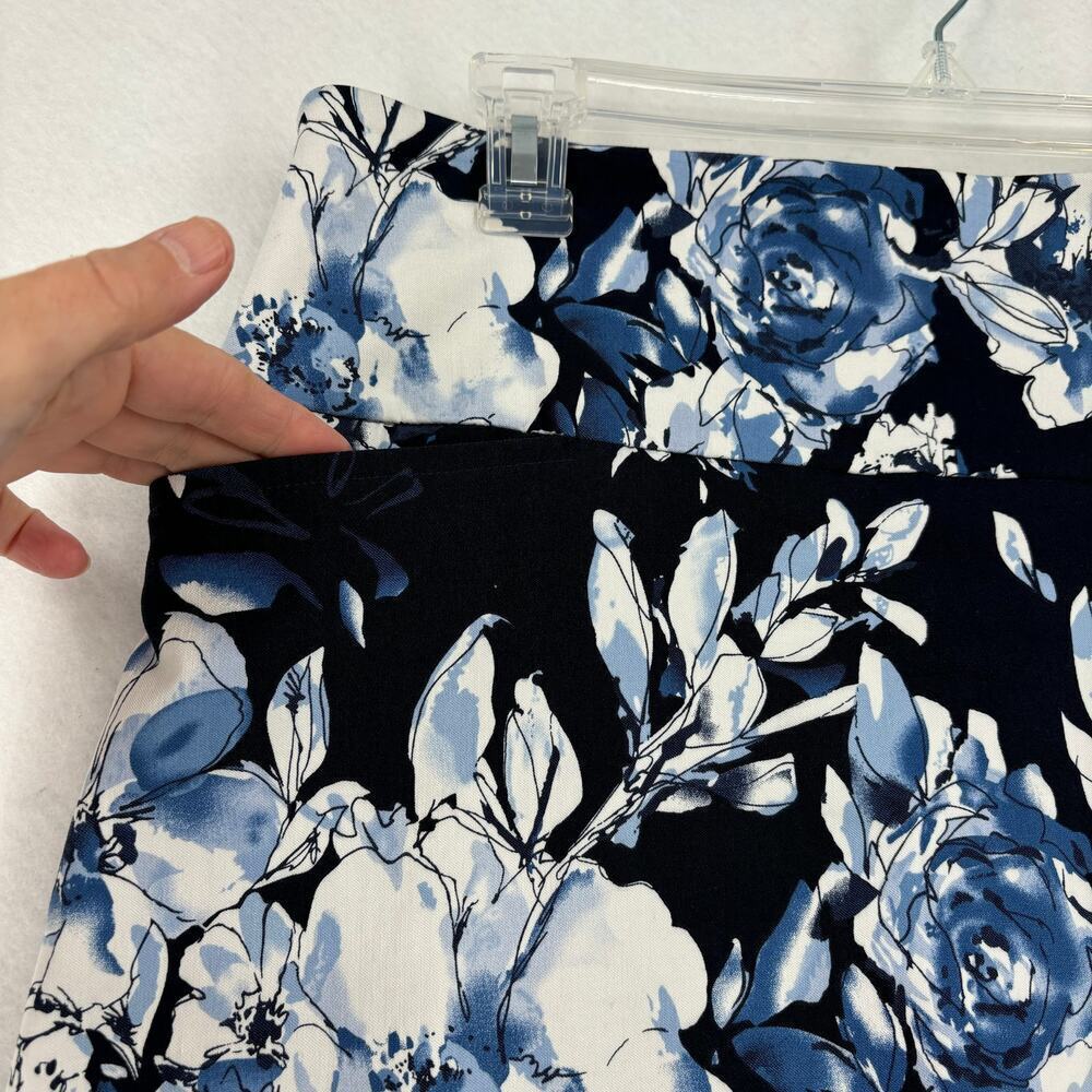 S.C. & Co Skort‎ Size M Blue Floral 360 Tummy Control Pull On Stretch Pockets - Picture 5 of 13